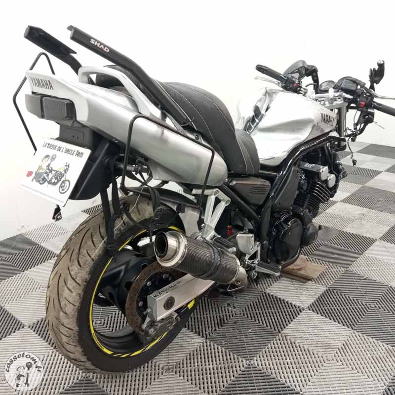 YAMAHA FAZER 600 2000 accidentée - La Casse de l Oncle Tom