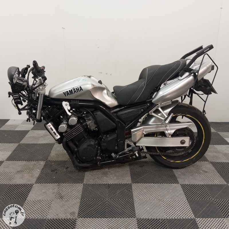 YAMAHA FAZER 600 2000 accidentée - La Casse de l Oncle Tom
