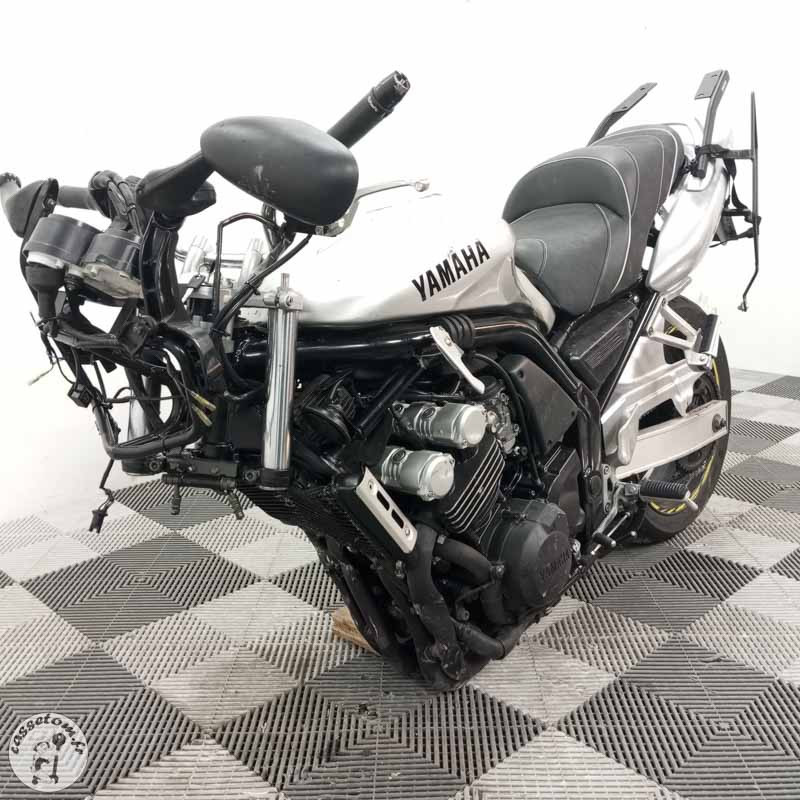 YAMAHA FAZER 600 2000 accidentée - La Casse de l Oncle Tom