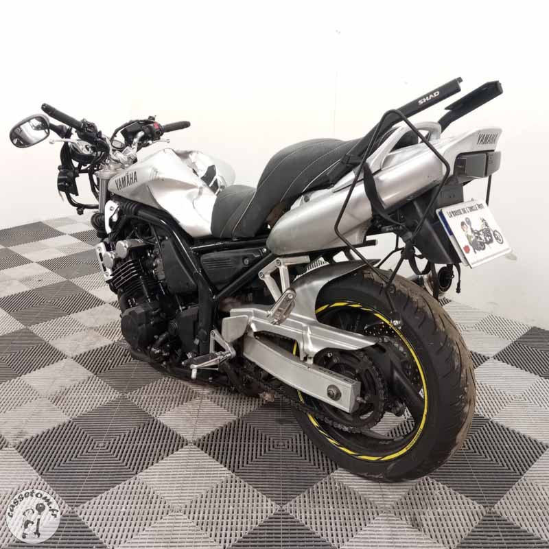 YAMAHA FAZER 600 2000 accidentée - La Casse de l Oncle Tom