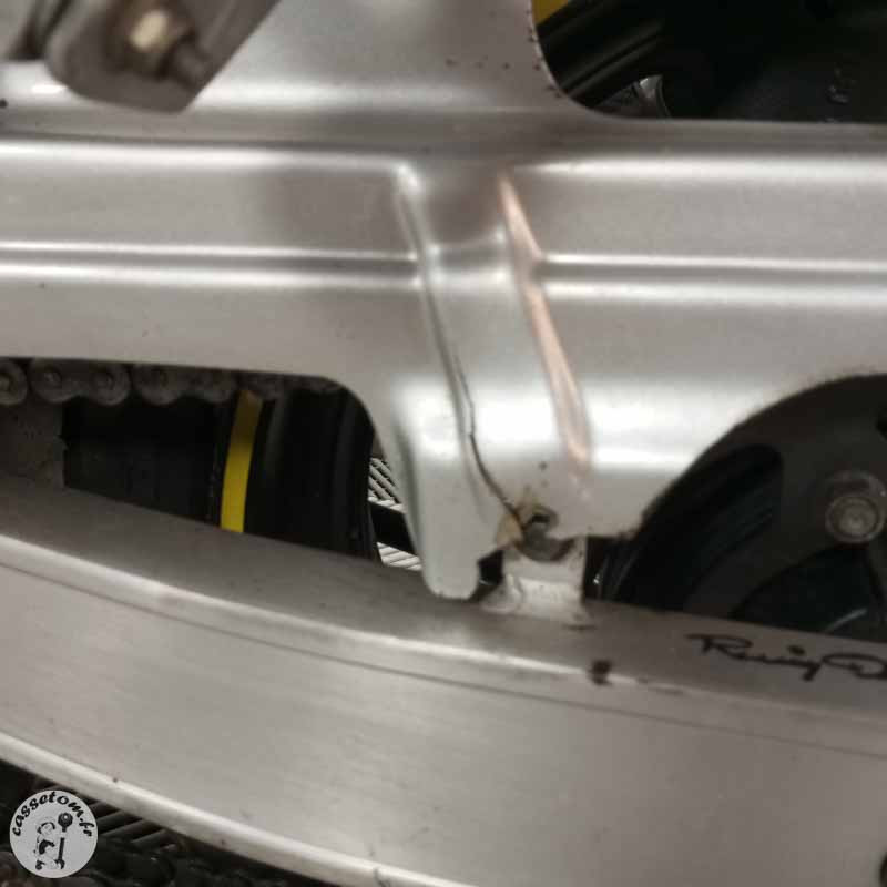 YAMAHA FAZER 600 2000 accidentée - La Casse de l Oncle Tom