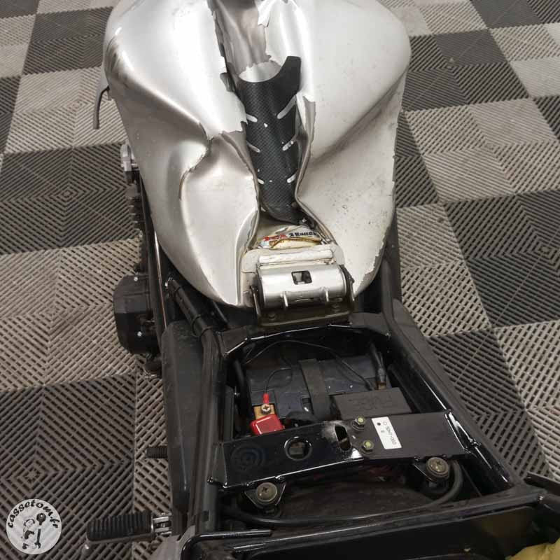 YAMAHA FAZER 600 2000 accidentée - La Casse de l Oncle Tom