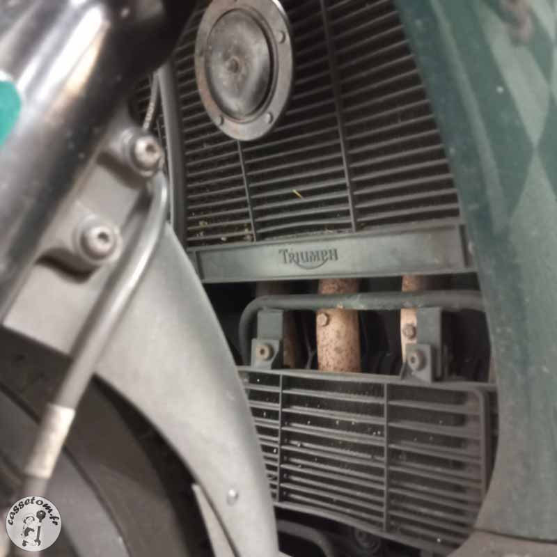 TRIUMPH TROP 1200 1180 2000 accidentée - La Casse de l Oncle Tom
