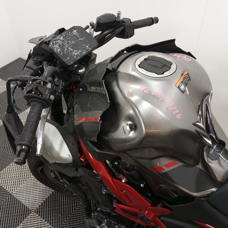 KAWASAKI Z900 948 2025 accidentée - La Casse de l Oncle Tom
