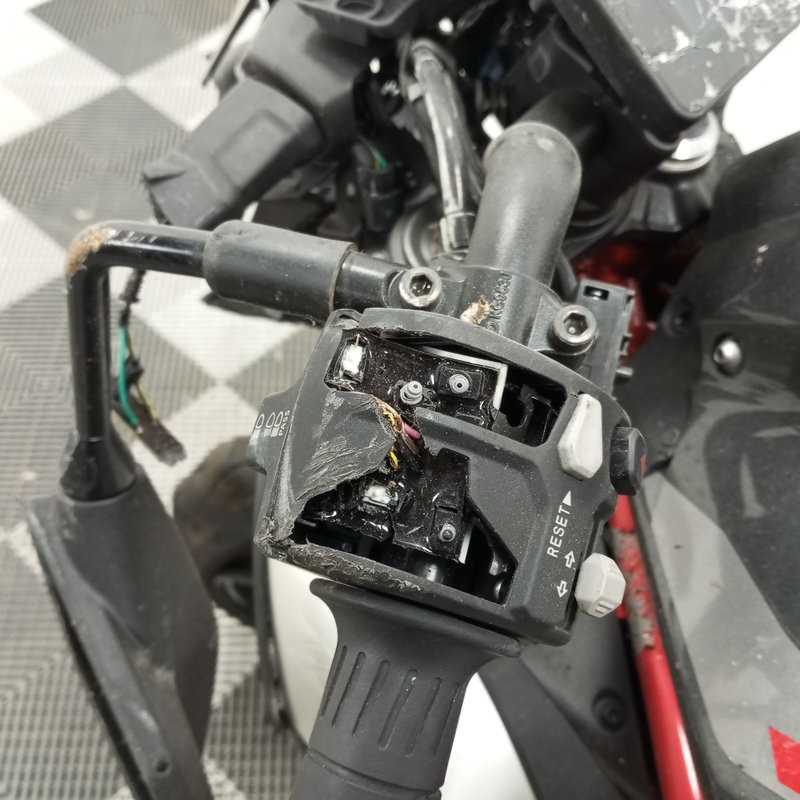 KAWASAKI Z900 948 2025 accidentée - La Casse de l Oncle Tom