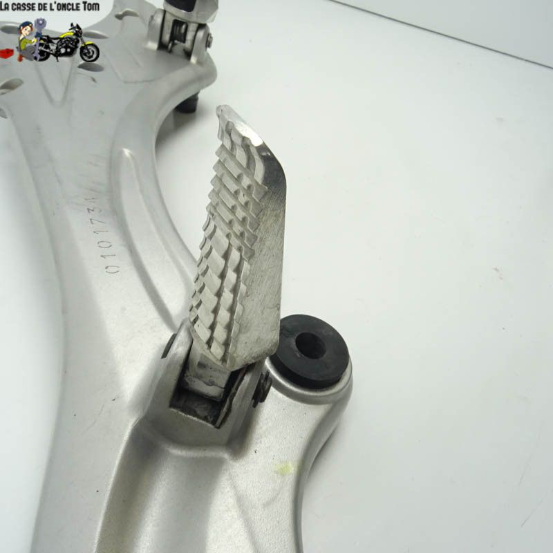 Platine droite + repose pieds Suzuki 650  Gladius SVF 2009 - CTM-10512-040