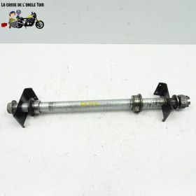 Axe de roue arrière...